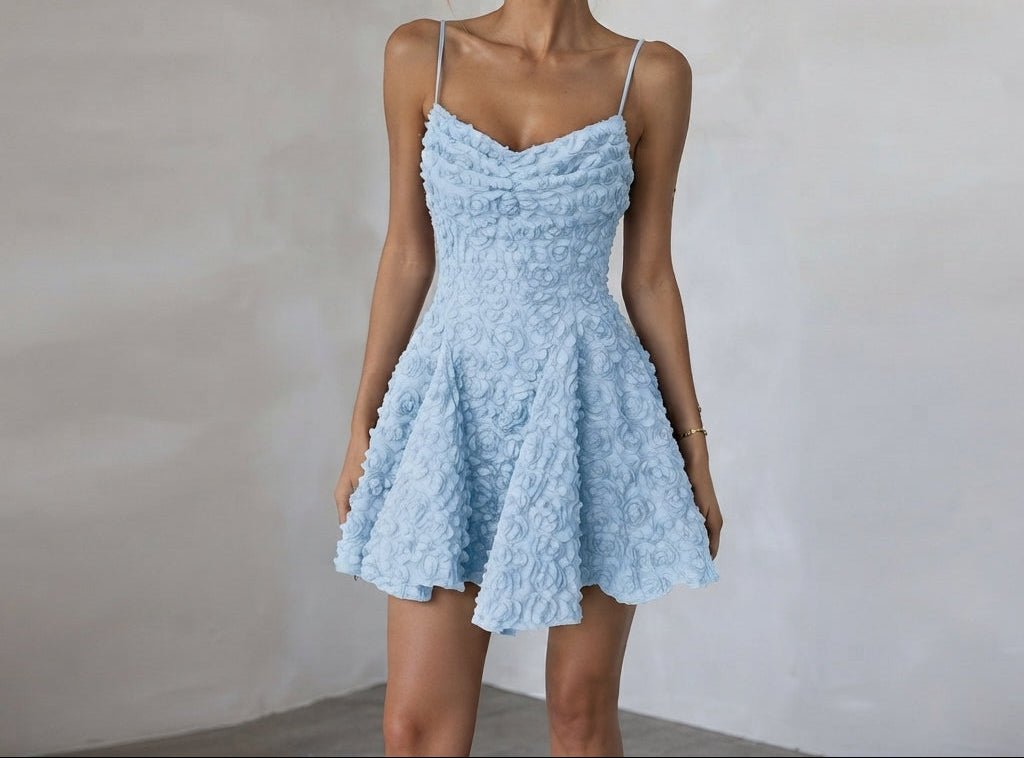 Robe courte évasée en tissu texturé fleuri