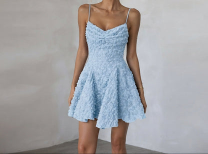 Robe courte évasée en tissu texturé fleuri