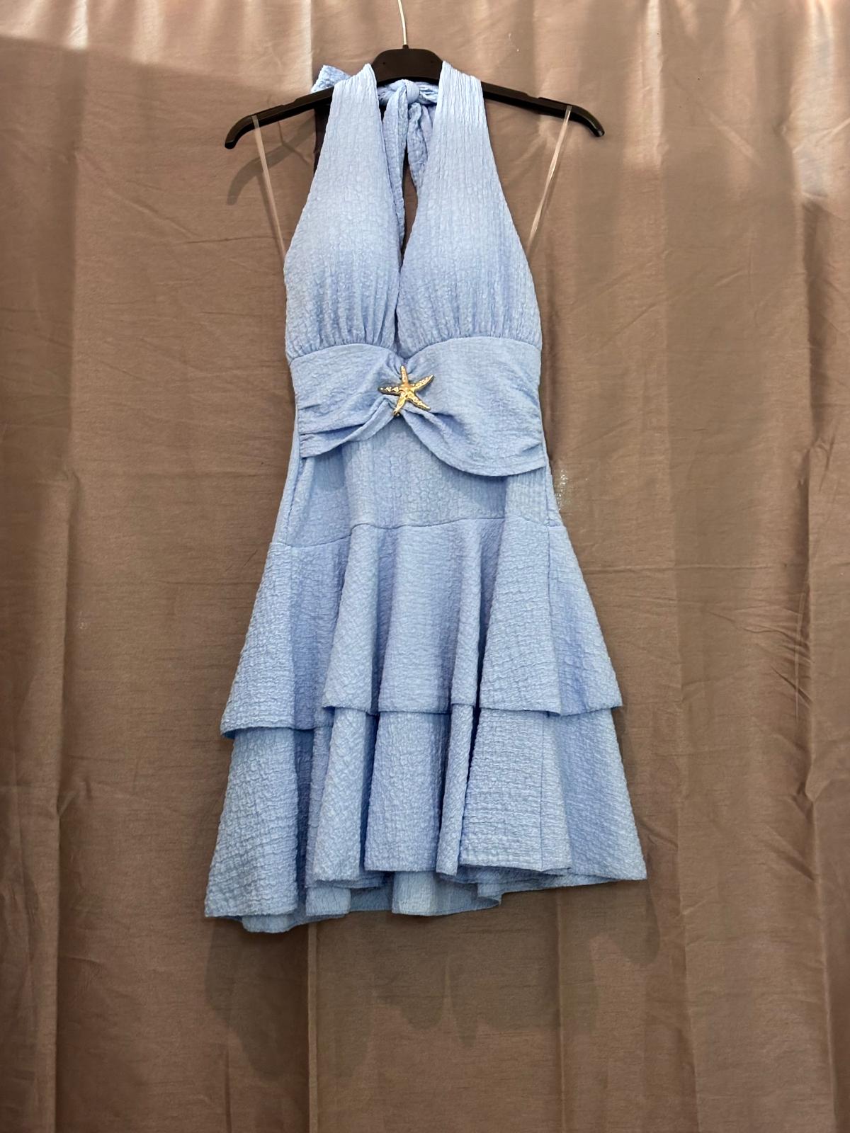 Robe courte col halter, volants étagés et bijou étoile de mer doré