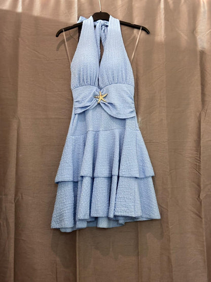 Robe courte col halter, volants étagés et bijou étoile de mer doré