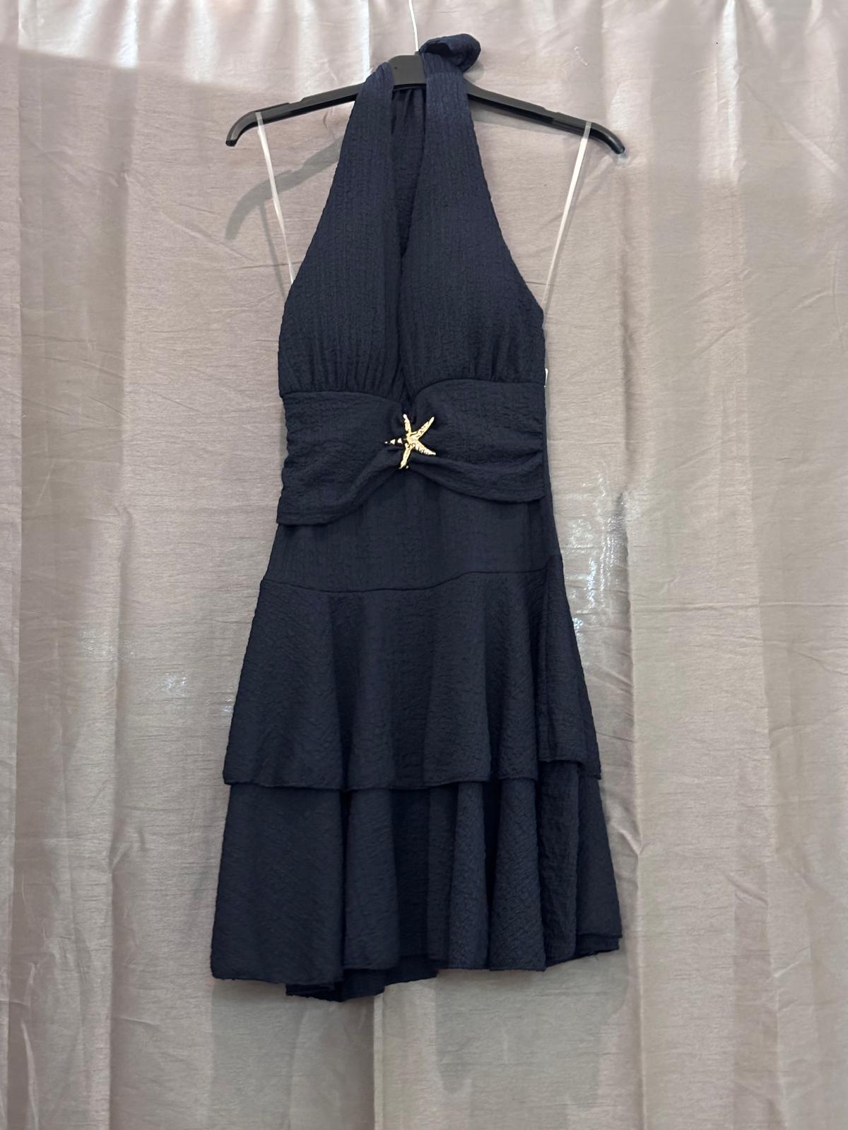 Robe courte col halter, volants étagés et bijou étoile de mer doré