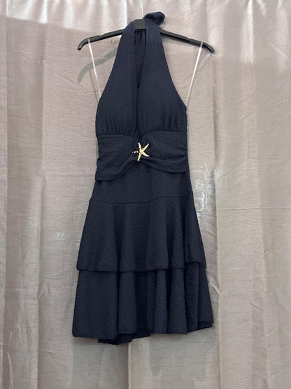 Robe courte col halter, volants étagés et bijou étoile de mer doré