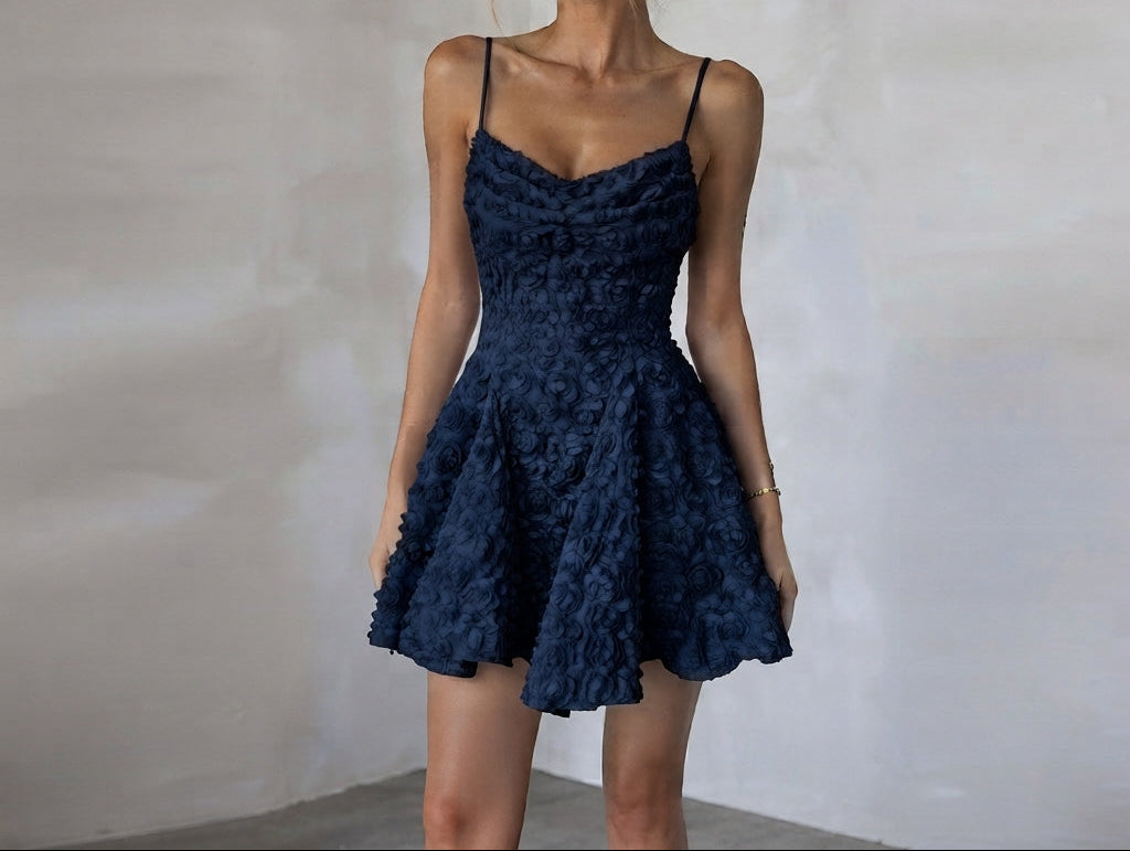 Robe courte évasée en tissu texturé fleuri