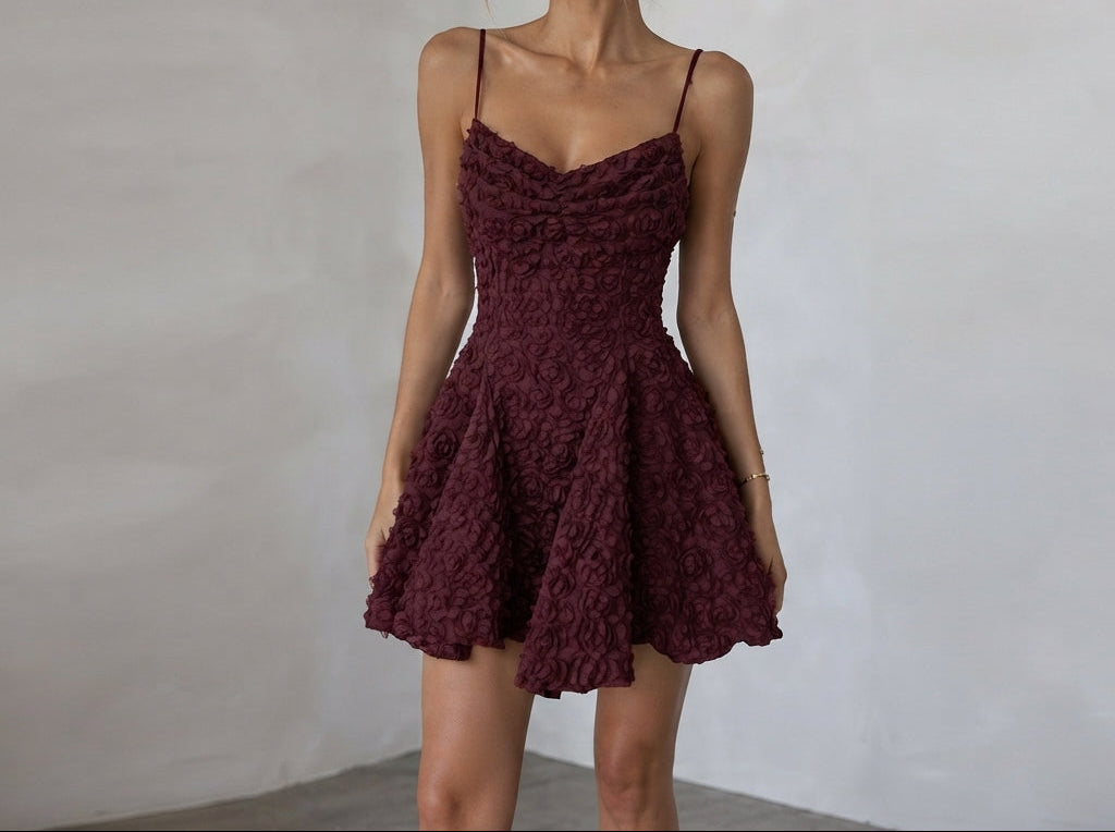 Robe courte évasée en tissu texturé fleuri