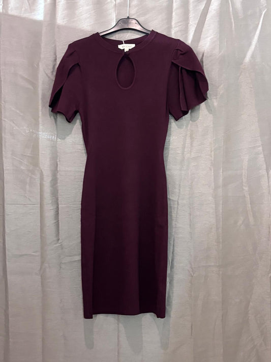Robe courte à découpe cœur et manches volantées