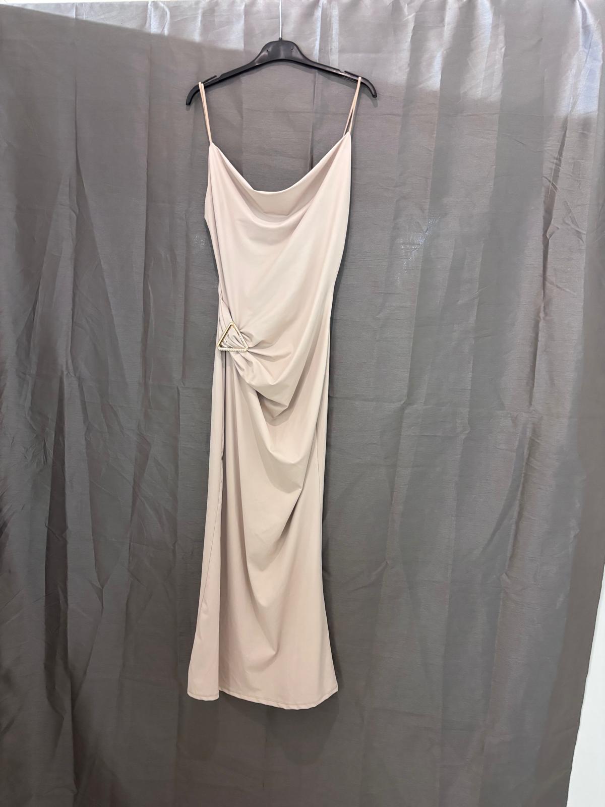 Robe longue à fines bretelles, bijou triangle strassé