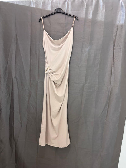 Robe longue à fines bretelles, bijou triangle strassé