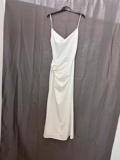 Robe longue à fines bretelles, bijou triangle strassé