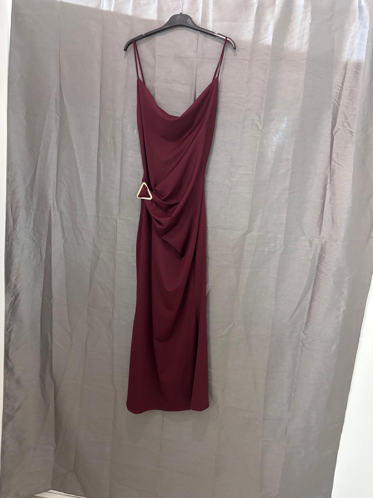 Robe longue à fines bretelles, bijou triangle strassé