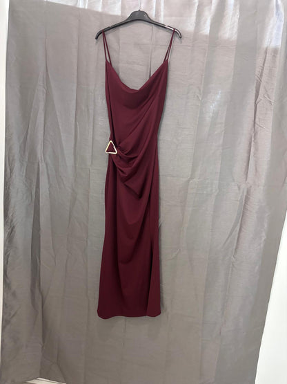 Robe longue à fines bretelles, bijou triangle strassé