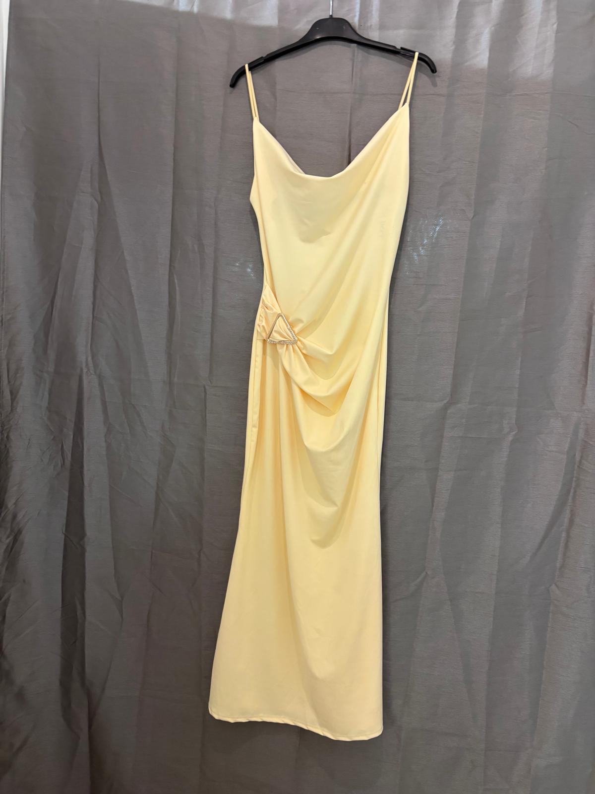 Robe longue à fines bretelles, bijou triangle strassé