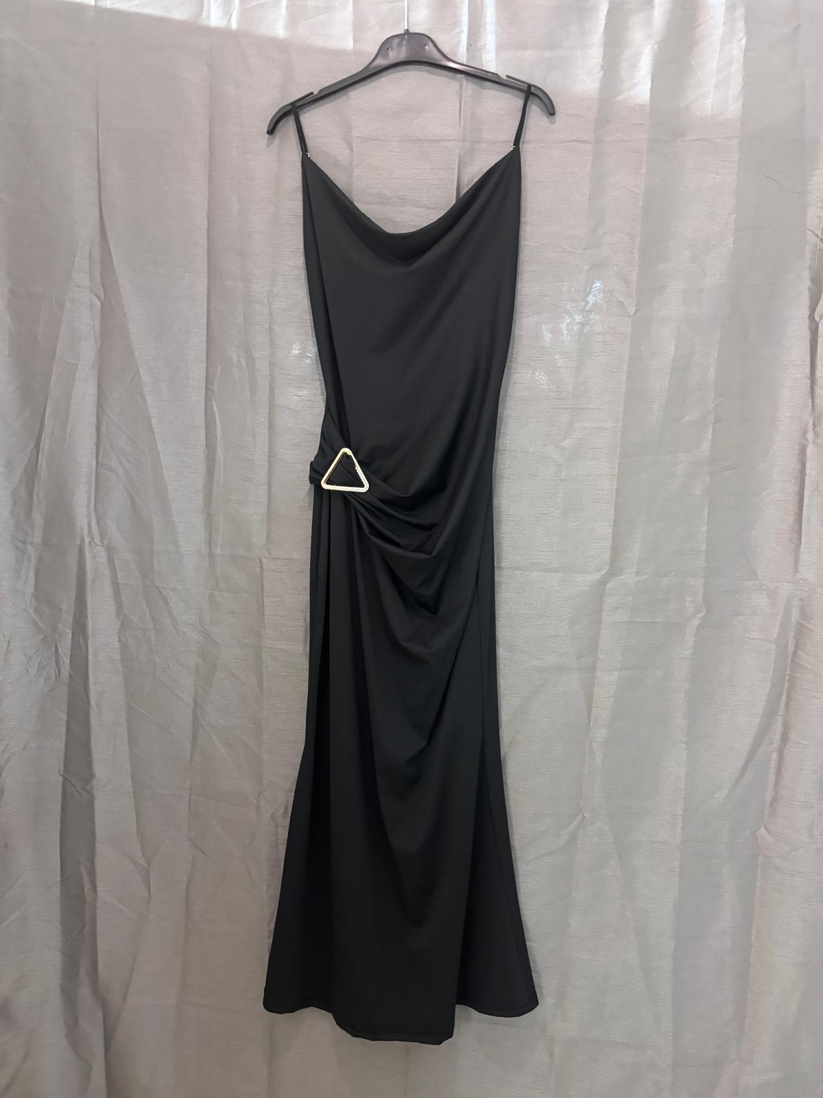 Robe longue à fines bretelles, bijou triangle strassé