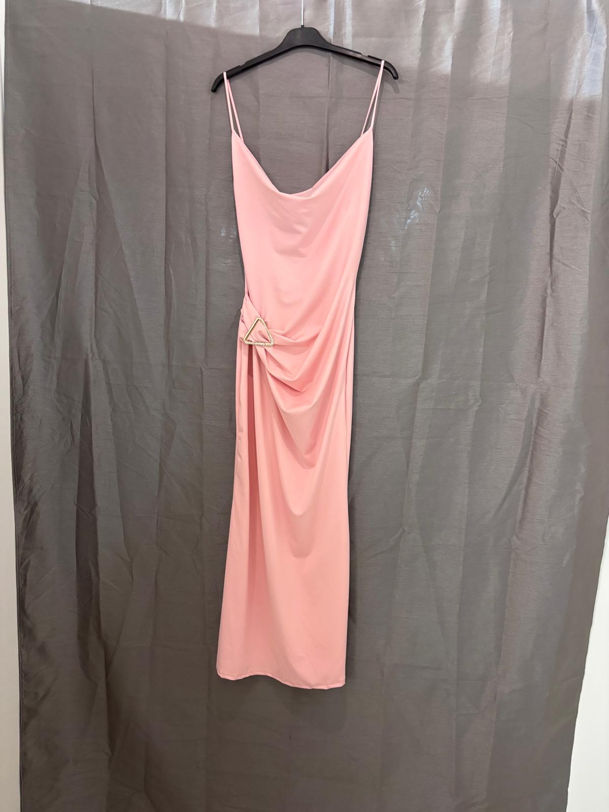 Robe longue à fines bretelles, bijou triangle strassé