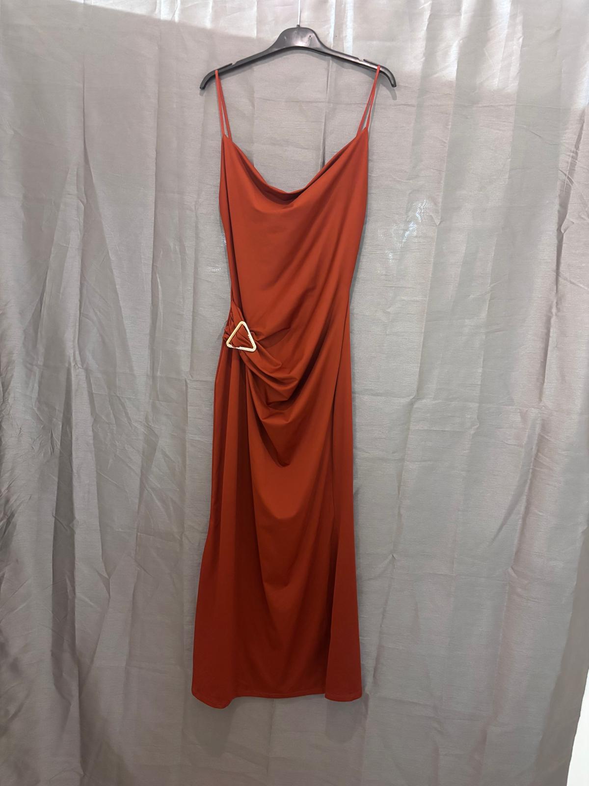 Robe longue à fines bretelles, bijou triangle strassé