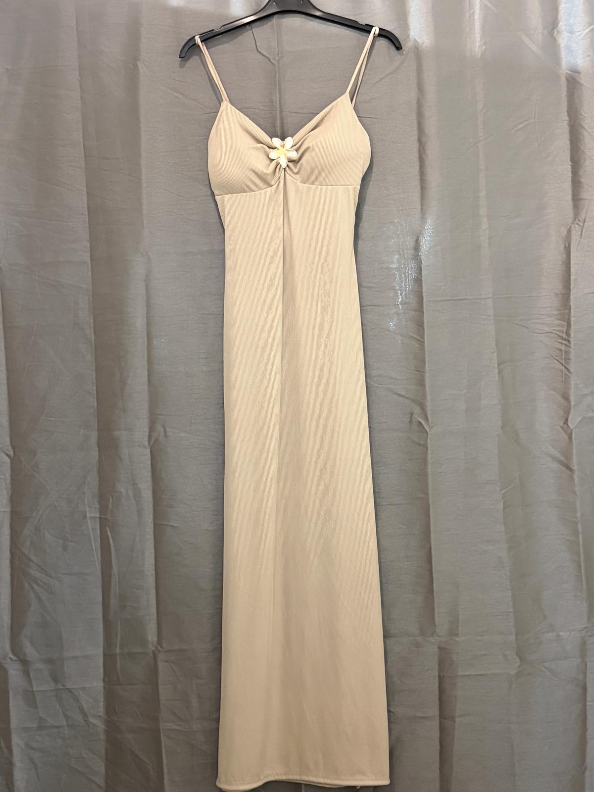 Robe longue côtelée, bretelles fines et bijou fleur au décolleté