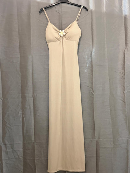 Robe longue côtelée, bretelles fines et bijou fleur au décolleté