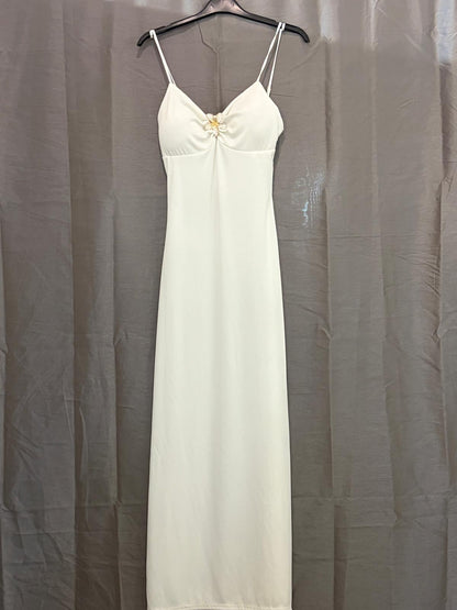 Robe longue côtelée, bretelles fines et bijou fleur au décolleté