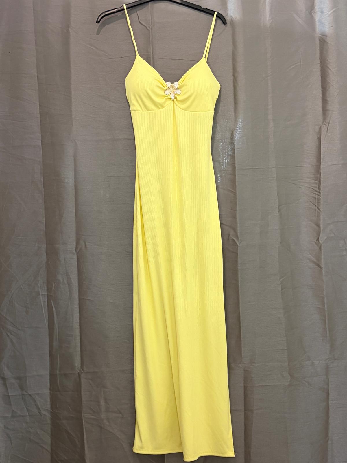 Robe longue côtelée, bretelles fines et bijou fleur au décolleté