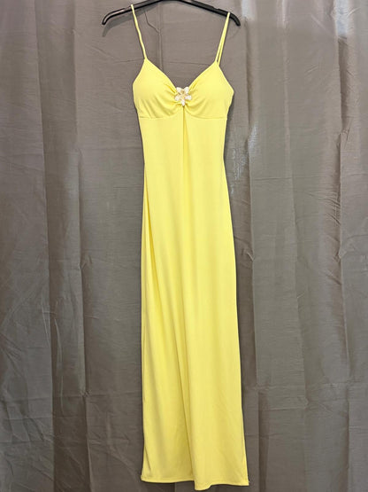Robe longue côtelée, bretelles fines et bijou fleur au décolleté