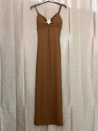 Robe longue côtelée, bretelles fines et bijou fleur au décolleté