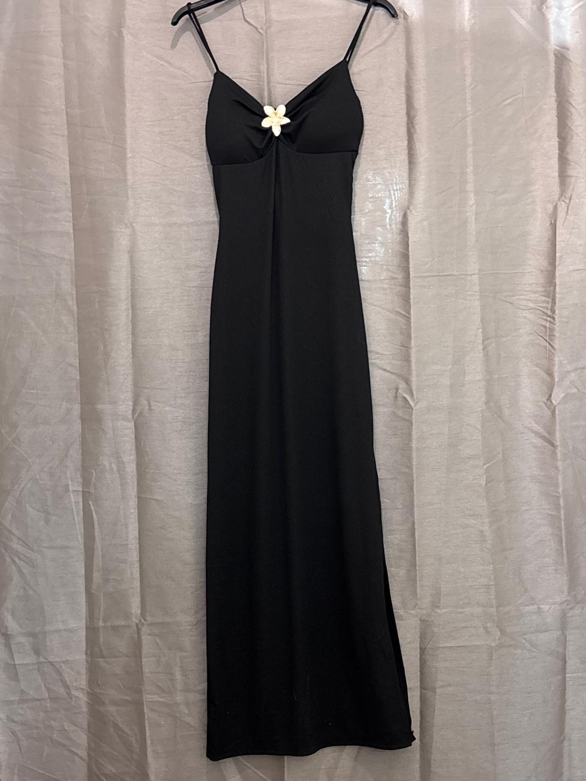 Robe longue côtelée, bretelles fines et bijou fleur au décolleté