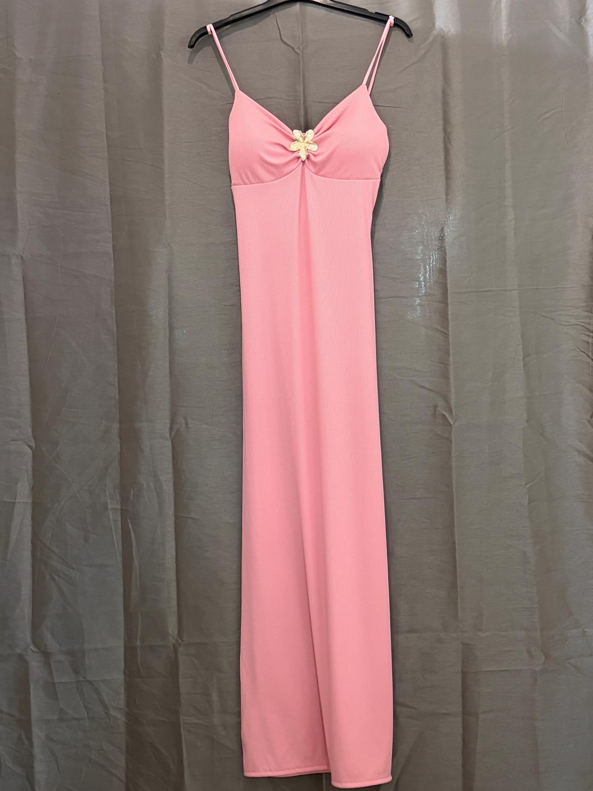Robe longue côtelée, bretelles fines et bijou fleur au décolleté