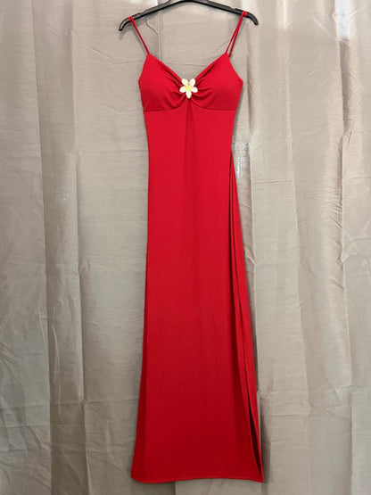 Robe longue côtelée, bretelles fines et bijou fleur au décolleté