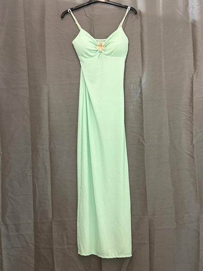 Robe longue côtelée, bretelles fines et bijou fleur au décolleté