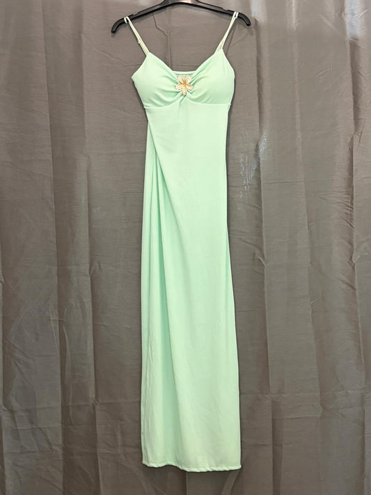 Robe longue côtelée, bretelles fines et bijou fleur au décolleté