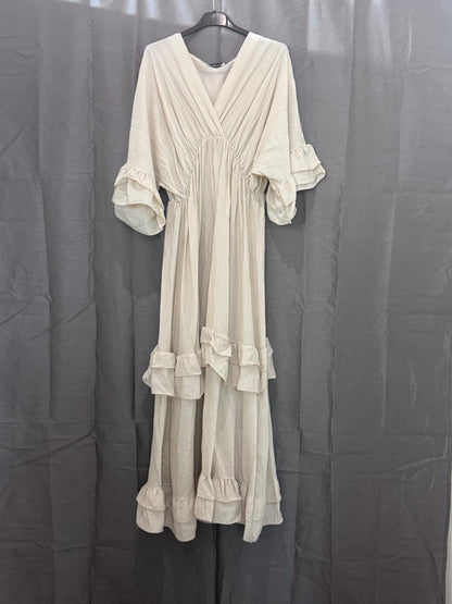 Robe longue à volants, col V et manches à froufrous