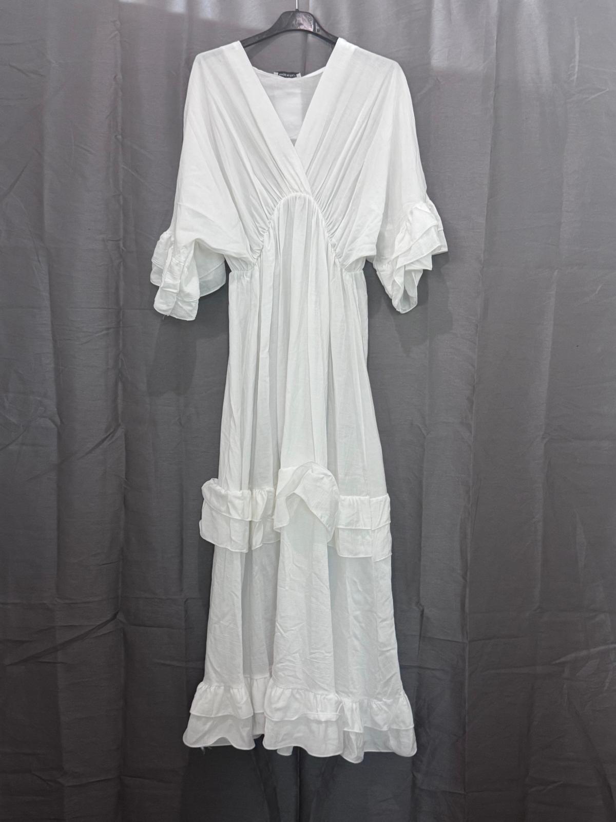 Robe longue à volants, col V et manches à froufrous