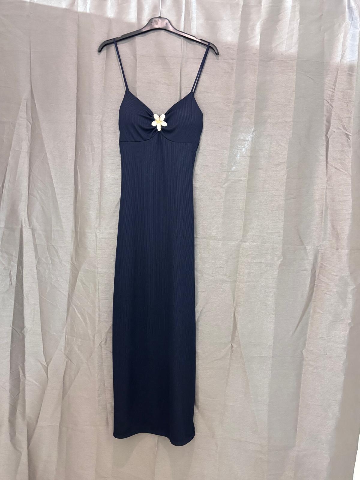 Robe longue à fines bretelles, bijou fleur au décolleté
