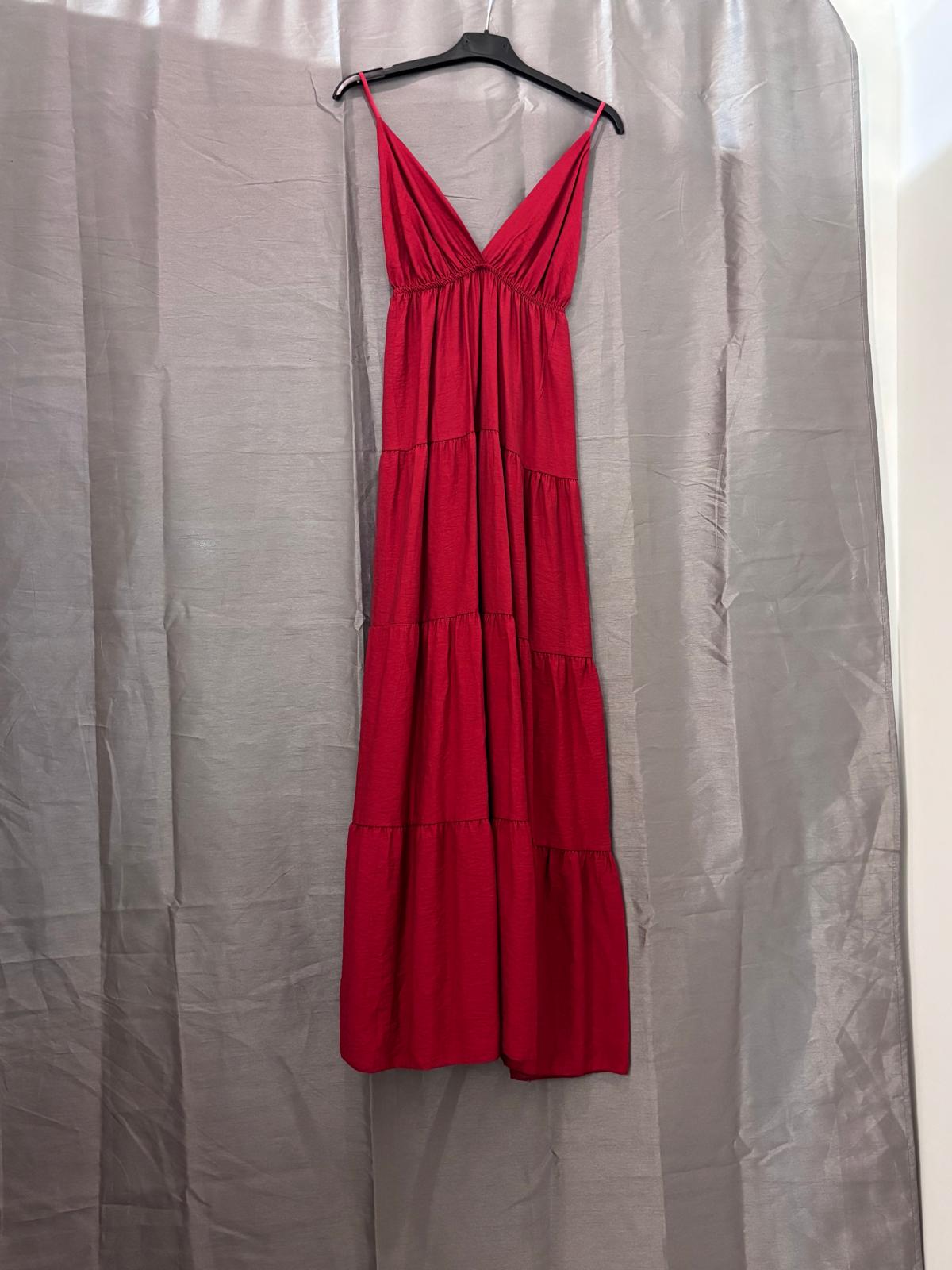Robe longue à volants et broche doré