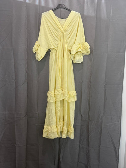 Robe longue à volants, col V et manches à froufrous