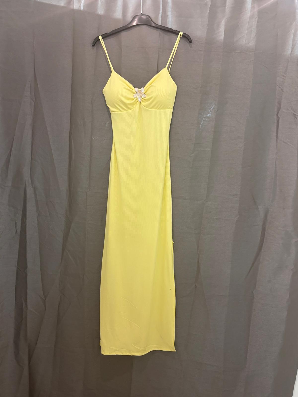 Robe longue à fines bretelles, bijou fleur au décolleté
