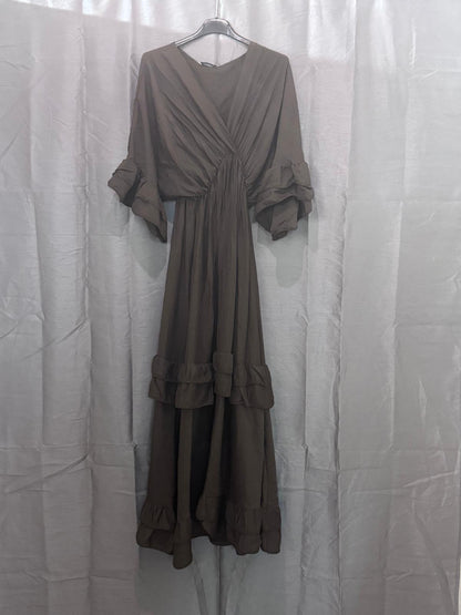 Robe longue à volants, col V et manches à froufrous