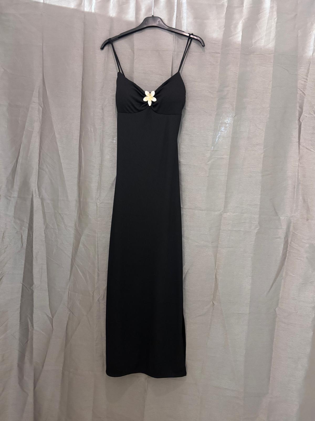 Robe longue à fines bretelles, bijou fleur au décolleté