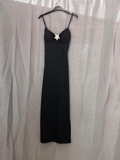 Robe longue à fines bretelles, bijou fleur au décolleté