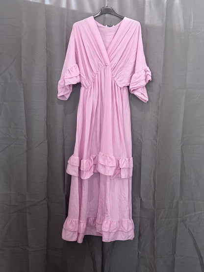 Robe longue à volants, col V et manches à froufrous