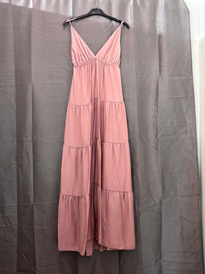 Robe longue à volants et broche doré