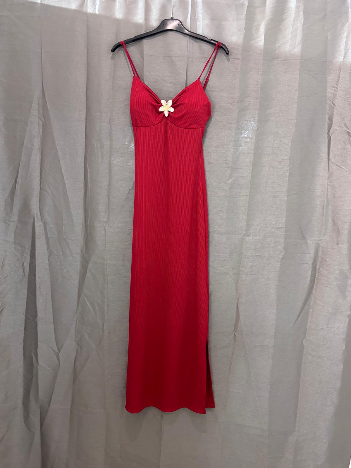 Robe longue à fines bretelles, bijou fleur au décolleté