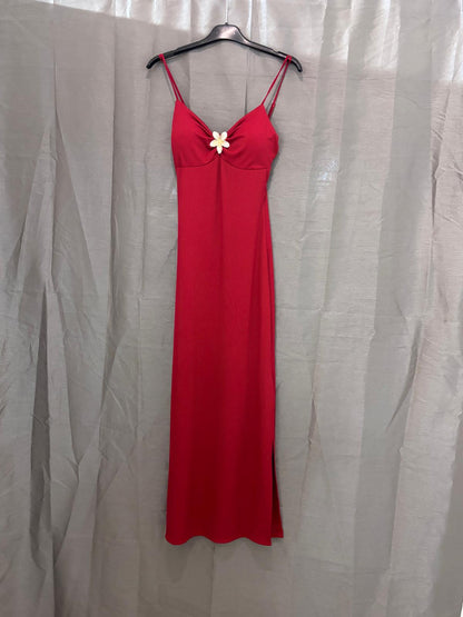 Robe longue à fines bretelles, bijou fleur au décolleté