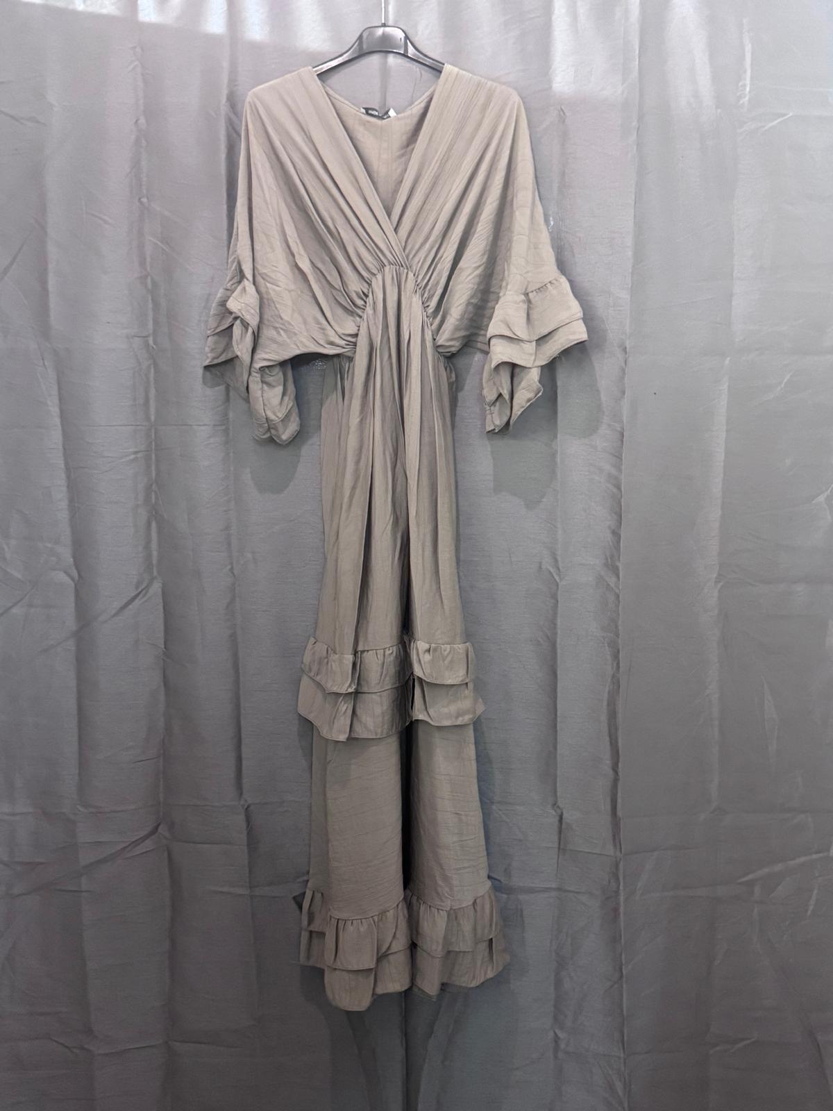 Robe longue à volants, col V et manches à froufrous