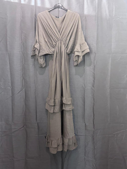 Robe longue à volants, col V et manches à froufrous