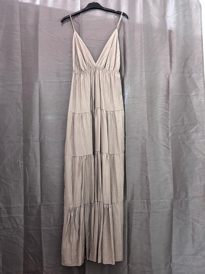 Robe longue à volants et broche doré