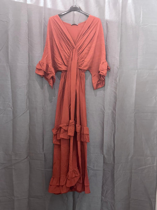 Robe longue à volants, col V et manches à froufrous