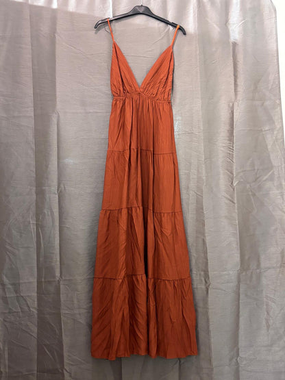 Robe longue à volants et broche doré