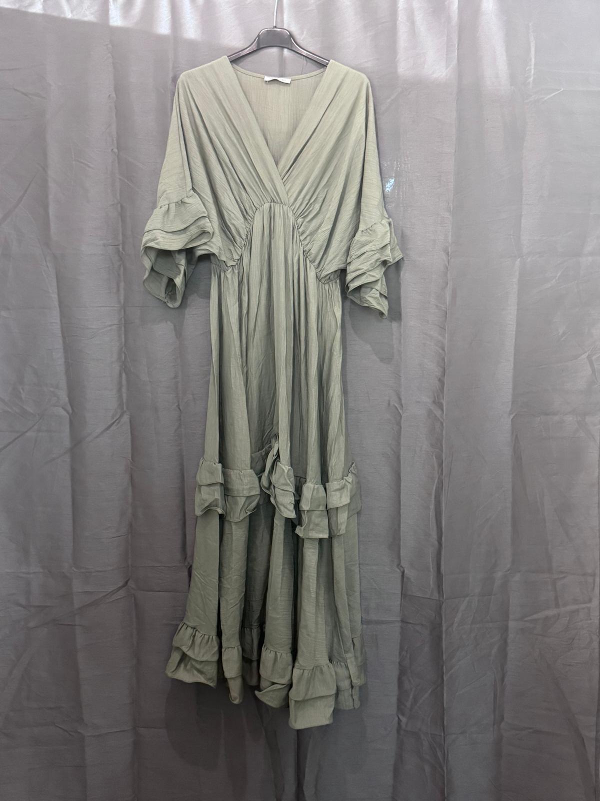 Robe longue à volants, col V et manches à froufrous