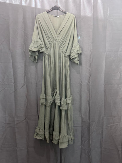 Robe longue à volants, col V et manches à froufrous