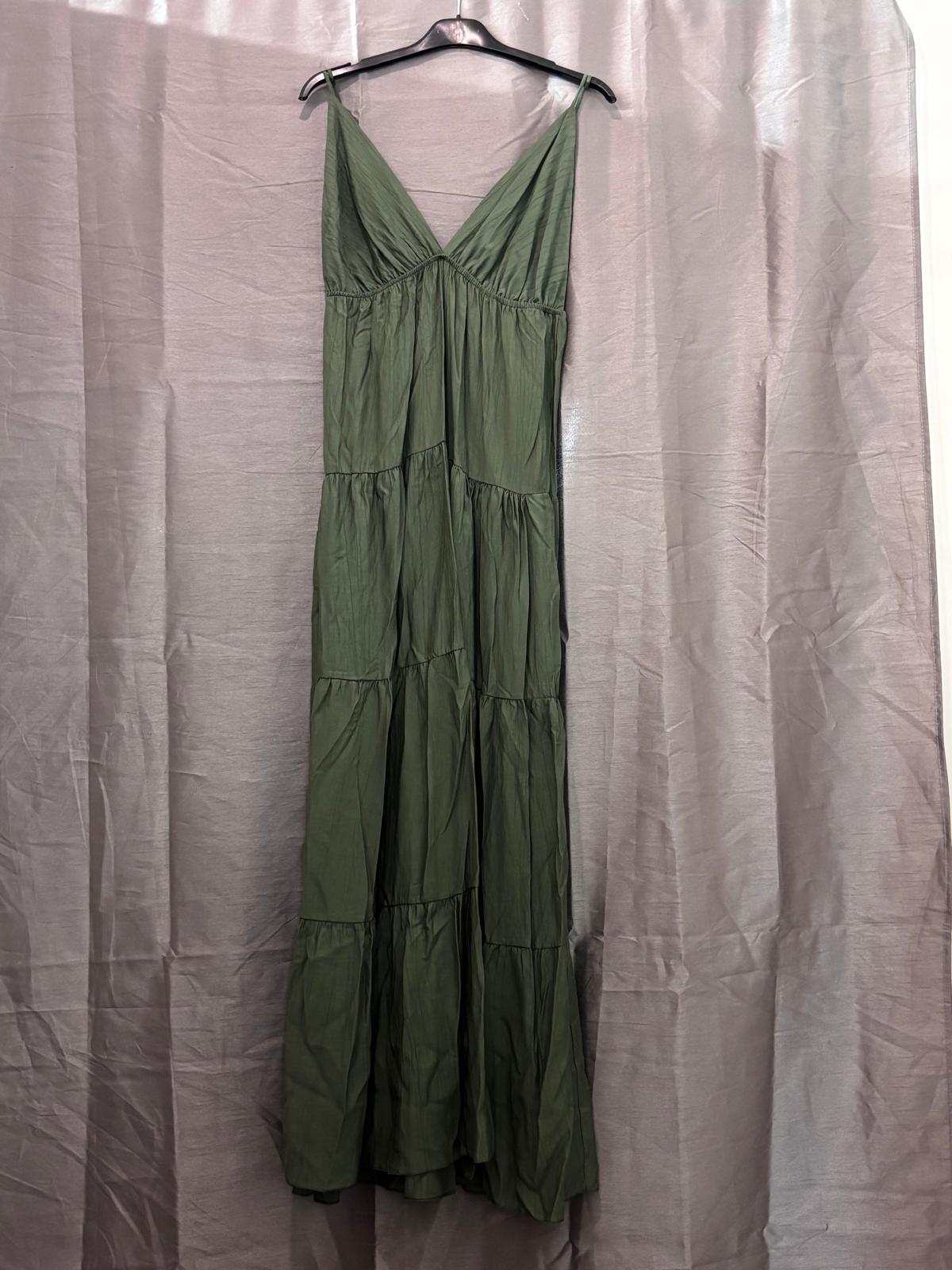 Robe longue à volants et broche doré